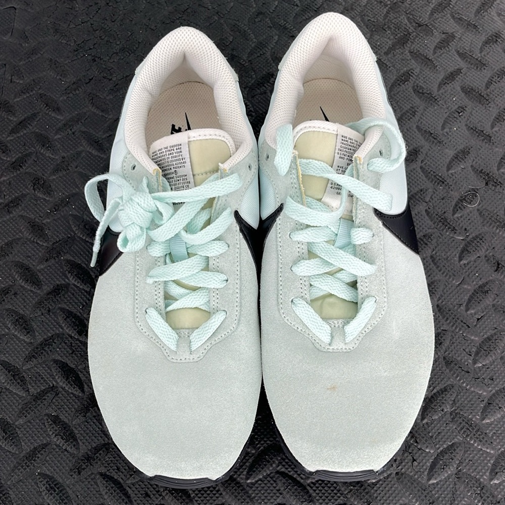 Nike Swoosh | women’s 8.5